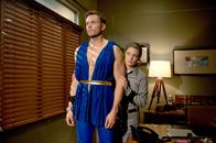 Community – Um eine Social-Network-App, die es den Studenten erlaubt einander zu bewerten, zu boykotieren, lassen sich Jeff (Joel McHale, vorne) und Britta (Gillian Jacobs, hinten) etwas ganz besonderes einfallen ...