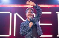 Comedy Clash – SÜDWESTRUNDFUNK Comedy Clash - Finale Diese Comedians machen der Konkurrenz Angst: Jokah Tululu, EmmVee und Lara Autsch wollen sich für das große "Comedy Clash"-Jahresfinale beweisen. Salim Samatou und Marvin Endres hosten den härtesten Stand-Up-Wettbewerb Deutschlands in dem Jokah Tululu den King of Pop als Influencer verkörpert, EmmVee auf die deutschesten Deutschen in der Shisha Bar trifft und Lara Autsch auch ohne Kind in der Öffentlichkeit stillen möchte.