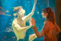 Der Froschkönig – Isabelle (Anuschka Tochtermann) erblickt Taucher Jimi (Bernd-Christian Althoff) im Aquarium. Für beide ein magischer Moment.