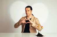 Babbel Net! – In der zweiten Staffel von der ARD Mediathek Show „Babbel Net!“ wird Comedian Bülent Ceylan zum Dating-Experte und lernt selbst sehr viel übers Verlieben.