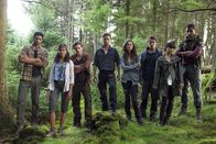 Take Down – Die Rich-Kids (v.l.n.r.) Fayed (Umar Malik), Paloma (Thalissa Teixeira), James (Dominic Sherwood), Kyle (Jeremy Sumpter), Amy (Phoebe Tonkin), James (Max Deacon), Keiko (Yûho Yamashita) und Marsac (Elliot Knight) sorgen immer wieder für Probleme, woraufhin ihre Eltern sie auf eine besondere Schule auf einer abgelegenen Insel schicken. Doch dann taucht eine Truppe Söldner auf, die die Kinder der Superreichen unter ihre Gewalt bringen und sich eine hohe Lösegeldsumme erhoffen ...