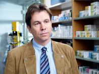 Der Winzerkönig – Georg (Stefan Fleming) erklärt seiner Frau Andrea, dass er Thomas auf Ersatz für die Alimentation Pauls klagen wird.