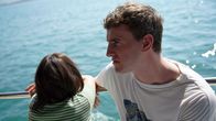 Aftersun – Callum (Paul Mescal) ist geplagt von Selbstzweifeln und Unsicherheit, die er aber tapfer und mit aller Kraft vor Sophie (Frankie Corio) zu verbergen versucht.