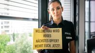 Notruf Hafenkante – Pinar (Aybi Era) möchte von Gina wissen, ob sie die Flyer in Prof. Roses Vorlesungsraum verteilt hat.