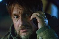 Tatort – Harald Stracke (Peter Trabner) telefoniert mit Nina Rubin, um ihr zu sagen, dass er Tolja in seiner Gewalt hat.