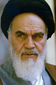 1979 - Aufstieg des Islamismus – Das Jahr 1979 in Nahost begann mit einem Paukenschlag, als der Schah aus dem Iran floh und der Revolutionsführer Ayatollah Chomeini (im Bild) in das Land zurückkehrte.