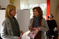 SOKO Stuttgart – Rache als Motiv? Martina Seiffert (Astrid M. Fünderich, l.) ermittelt bei Sigrid Gruschka (Gabrielle Scharnitzky, M.), deren Sohn Helge (Tobias Moritz, r.) vom Mordopfer vor ein paar Jahren überfahren und dadurch zum Pflegefall wurde.