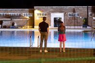You & Me – Ben (Harry Lawtey) und Emma (Jessica Barden) nachts im Freibad – einem Ort, den Emma sehr mit ihrer Schwester verbindet