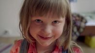Elsa – Elsa (Maya Anna Hansen Frølich) kümmert sich um die beiden. Gut, dass sie gesund ist.