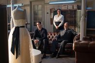 Velvet – Als Doña Blanca Alberto und dessen Vater Don Rafael die aktuelle Kollektion präsentiert, ist Alberto wenig begeistert (v.li.: Miguel Ángel Silvestre, Aitana Sánchez-Gijón, Tito Valverde).