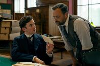 Vienna Blood – Als Max Liebermann (Matthew Beard, l.) von einer Reise in die USA zurückkehrt, unterstützt er seinen Freund Oskar Rheinhardt (Juergen Maurer, r.) bei den Ermittlungen gegen eine unbekannte Person im Herzen Wiens, den geheimnisvollen "Mephisto".