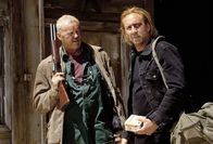 Drive Angry – Wem kann der Kriminelle Milton (Nicolas Cage, r.) auf der Suche nach seiner Tochter noch trauen? Ist Webster (David Morse, l.) ein Freund oder ein Feind?