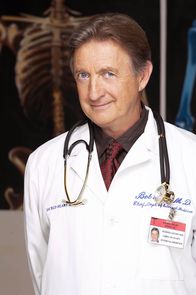 Scrubs - Die Anfänger – (2. Staffel) - Chefarzt Dr. Bob Kelso (Ken Jenkins) fordert von seinen Leuten totalen Einsatz ...