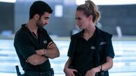 Letzte Spur Berlin – Rami Al-Rif (Salah Massoud) geht nicht auf einen Flirtversuch seiner Kollegin Caroline "Caro" Hilmer (Mira Elisa Goeres) ein.