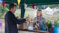 Agatha Raisin – James Lacey (Jamie Glover) unterstützt Agatha Raisin (Ashley Jensen) bei den Vorbereitungen für das Carsely-Fest.