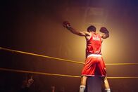 Operation Marea Negra – Nando (Álex González) erringt den Sieg im Boxkampf und wird spanischer Meister.