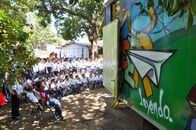 Verrückt nach Meer – Famulantin Viktoria Willeke und Bordarzt "Winnie" Dr. Winfried Koller machen in Nicaragua einen Ausflug mit dem Bücherbus.