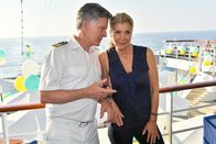 Das Traumschiff – Die Liebe seines Lebens: Nick Wilder als Dr. Sanders, Christine Mayn als Kathrin Salzmann