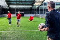Donnschtig-Jass – L-R: Murat Yakin, Stefan Büsser und Rainer Maria Salzgeber bei der Challenge "Ballgeschwindigkeit schätzen"
