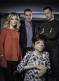 Silent Witness – (im Uhrzeigersinn) Dr. Nikki Alexander (Emilia Fox); Dr. Thomas Chamberlain (Richard Lintern); Dr. Jack Hodgson (David Caves); Clarissa Mullery (Liz Carr)