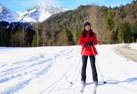 Frühling – Katja Baumann (Simone Thomalla) findet beim Skilaufen im verschneiten Dorf Frühling Muße, einen Entschluss zu fassen.