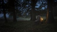 Doktor Ballouz – Dr. Ballouz (Merab Ninidze) trauert im Morgengrauen am Baum seiner verstorbenen Frau Mara im Friedwald.