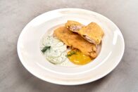 Silvia kocht – Toni Mörwald: „Egli-Filet in Veltlinerteig mit Rahm-Gurkensalat & Wasabimayo“.