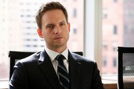 Suits – Mike (Patrick J. Adams) hat sich weiter professionalisiert. Während er anfangs als Anwalt stark von seinem Idealismus getrieben war, ist er nun in der Lage, moralische Bedenken beiseite zu lassen, um einen Fall zu gewinnen.