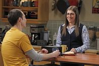 The Big Bang Theory – Sheldon (Jim Parsons, l.) und die anderen Jungs denken darüber nach, als Investoren für Stuarts Comicbuchladen aufzutreten. Doch dafür müssen sie zunächst ihre Freundinnen überzeugen. Wird es Sheldon bei Amy (Mayim Bialik, r.) gelingen?