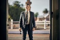 The Tourist - Irisches Blut – Er ist eine Legende bei der australischen Polizei und soll die Ermittlungen bei einer Explosion übernehmen: Detective Inspector Lachlan Rogers (Damon Herriman).