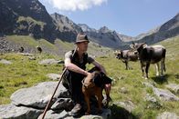 Expeditionen: Zu Tisch ... – Martin Scheiber, Hirte auf der Sultalalm im Ötztal mit dem Tiroler Grauvieh.