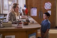 Young Sheldon – Auf der Suche nach einem Ratgeber darüber, wie man Freundschaften schließt, stattet Sheldon (Iain Armitage, r.) der High School Bibliothek und der frustrierten Bibliothekarin Ms. Hutchins (Sarah Baker, l.) einen Besuch ab. Aber findet er in Büchern wirklich eine Antwort?; Auf der Suche nach einem Ratgeber darüber, wie man Freundschaften schließt, stattet Sheldon (Iain Armitage, r.) der High School Bibliothek und der frustrierten Bibliothekarin Ms. Hutchins (Sarah Baker, l.) einen Besuch ab. Aber findet er in Büchern wirklich eine Antwort?