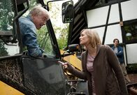 Fliegen lernen – Christian (Christoph M. Ohrt, links) ist eifersüchtig auf Evas (Gesine Cukrowski) Freund Hendrik (Franz Dinda) und droht damit, "seinen" Teil des gemeinsamen Hauses mit dem Bagger einzureißen.