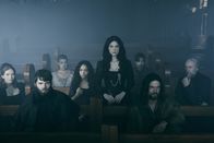 Salem – (1. Staffel) - Hat Mary Sibley (Janet Montgomery, 4.v.r.) ihre Mitmenschen Anne Hale (Tamzin Merchant, l.), Cotton Mather (Seth Gabel, 2.v.l.), Mercy Lewis (Elise Eberle, 3.v.l.), Tituba (Ashley Madekwe, 4.v.l.), Isaac Walton (Iddo Goldberg, 3.v.r.), John Alden (Shane West, 2.v.r.) und Richter Hale (Xander Berkeley, r.) wirklich soweit unter Kontrolle, wie sie es sich wünscht?