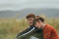 Normal People – Marianne (Daisy Edgar-Jones) und Connell (Paul Mescal) haben ihre Fehler aus ihrer früheren Beziehung aufgearbeitet. Nun wollen sie versuchen, weiterhin nur Freunde zu sein. Doch tief im Innern wollen die beiden mehr als das.
