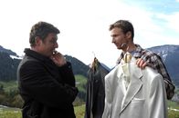Der Bergdoktor – Darüber, dass Hans (Heiko Ruprecht, r.) bei seiner Hochzeit mit Klara zwischen den Fronten aus Tradition und Moderne steht, kann Martin (Hans Sigl, l.) nur schmunzeln.