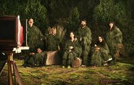 The Last Man on Earth – (v.l.n.r.) Todd (Mel Rodriguez), Jasper (Keith L. Williams), Melissa (January Jones), Carol (Kristen Schaal), Phil (Will Forte), Erica (Cleopatra Coleman) und Gail (Mary Steenburgen)