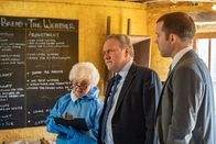 Inspector Barnaby – Mehrere Dorfbewohner erlitten eine Mutterkornvergiftung. Rechtsmedizinerin Fleur Perkins (Annette Badland) kann die Ursache auf eine Ladung Körner zurückverfolgen, die in Brötchen verarbeitet wurden. Inspector John Barnaby (Neil Dudgeon, M.) und sein Assistent DS Jamie Winter (Nick Hendrix) fragen sich nun, ob hinter der Sache ein Versehen oder Absicht steckt.