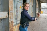 Tatort – Im Foto (v.l.n.r.): Leonie Winkler (Cornelia Gröschel) stürmt die Werkstatt von Marek Krug.