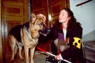 Kommissar Rex – Rex beschützt die in Lebensgefahr schwebende, blinde Telefonistin Brigitte Heinrich (Maria von Blumencron).