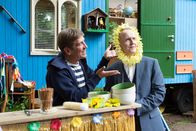 Löwenzahn – Fritz Fuchs (Guido Hammesfahr, l.) versucht Herrn Kluthe (Holger Handtke, r.) dazu zu bringen, ein paar witzige Sketchs für den Geburtstag seiner Mutter einzuüben. Aber von Witzen hält Herr Kluthe gar nichts.