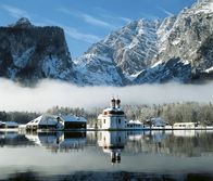 Hoagascht – Wallfahrtskriche St. Bartholomae / Koenigssee Blick in die Watzmann-Ostwand