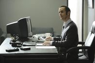American Horror Story – 1994: Über den Besuch von Tate in seinem Büro ist Larry Harvey (Denis O'Hare) verwundert. Noch ahnt er nichts von dessen Vorhaben ...