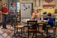 Two and a Half Men – Evelyn (Holland Taylor, 2.v.r.) erfährt vom Tod ihres zweiten Ehemannes Harry. Gemeinsam mit ihren Söhnen Charlie (Charlie Sheen, 2.v.l.) und Alan (Jon Cryer, l.) und ihrem Enkel Jake (Angus T. Jones, r.) möchte sie an der Beerdigung teilnehmen ...
