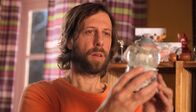 Weihnachts-Männer – Aus Geldnot versetzt Andi (Oliver Korritke) das geliebte Erbstück seiner Freundin.