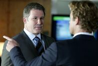 The Mentalist – Bei den Ermittlungen in einem Mordfall stößt Patrick (Simon Baker, r.) auf Quinton Bosh (Larry Poindexter, l.). Doch was hat er damit zu tun?; Bei den Ermittlungen in einem Mordfall stößt Patrick (Simon Baker, r.) auf Quinton Bosh (Larry Poindexter, l.). Doch was hat er damit zu tun?