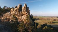 Eine kurze Geschichte über... – Als bekannter Treffpunkt für Hexen gilt der Brocken im Harz. Auf dem "Blocksberg" sollen die Hexen mit dem Teufel getanzt und Hexensabbat gefeiert haben.
