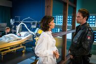 Notruf Hafenkante – Jasmin (Gerit Kling) kann Mattes (Matthias Schloo) derzeit nicht die Antwort geben, die er gerne hören möchte. Es ist noch nicht klar, ob der kleine Florian (Curt Maria Buchholzer, hinten liegend) seine Schussverletzung überleben wird.
