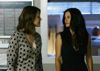 Scrubs - Die Anfänger – Jordan (Christa Miller, l.) steht unter ständiger Beobachtung von Dr. Maddox (Courteney Cox, r.). Wie wird sie damit umgehen?