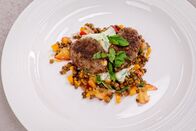Silvia kocht – Faschierte Hirsch-Laibchen mit Linsen-Zwetschken-Salat & orientalischen Rahmgurken.
